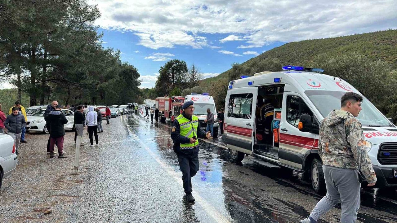 Kuşadası’nda iki araç kafa kafaya çarpıştı: 6 yaralı