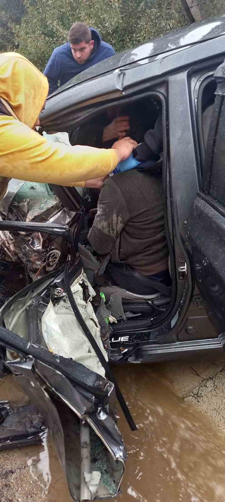 Kuşadası’nda iki araç kafa kafaya çarpıştı: 6 yaralı