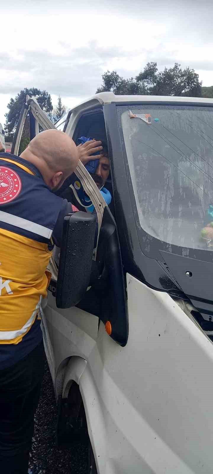 Kuşadası’nda iki araç kafa kafaya çarpıştı: 6 yaralı