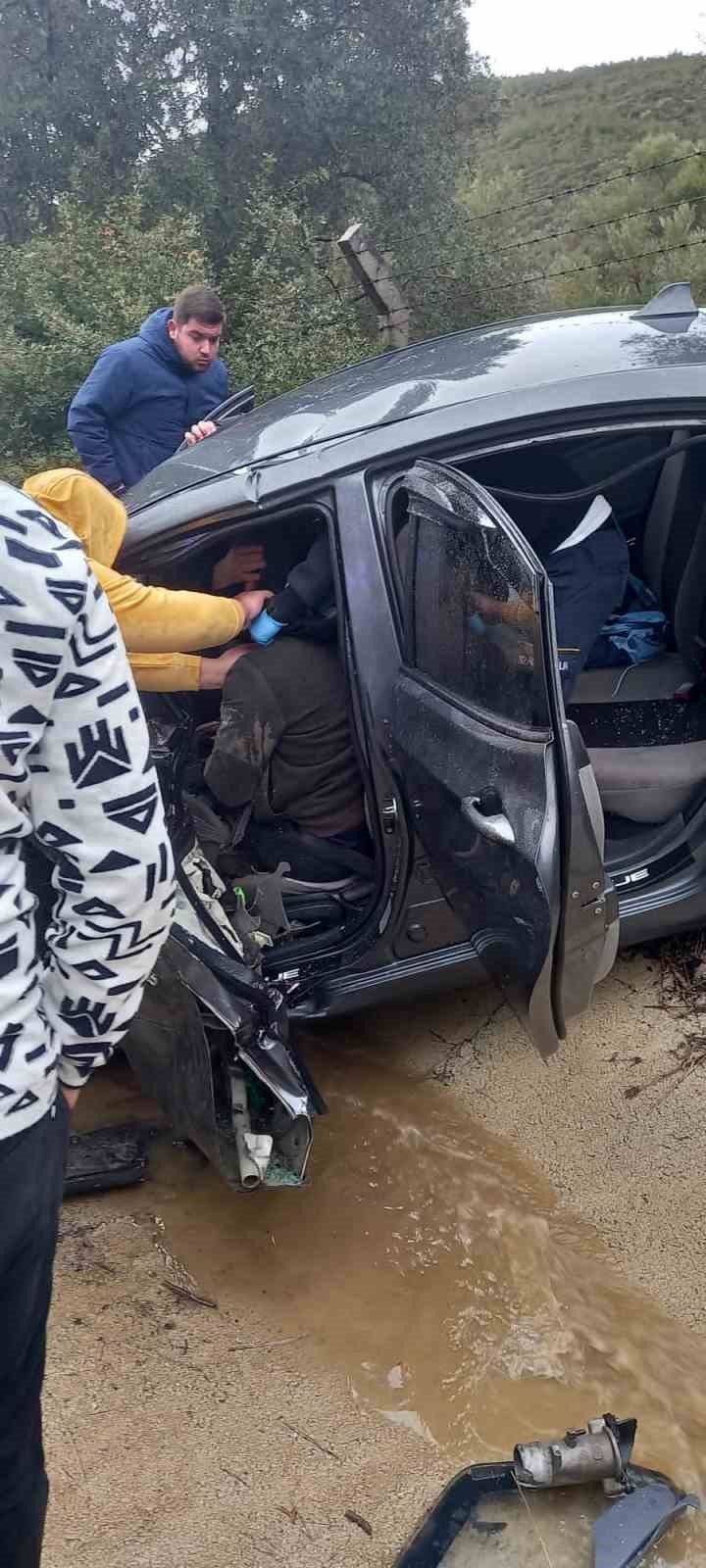 Kuşadası’nda iki araç kafa kafaya çarpıştı: 6 yaralı