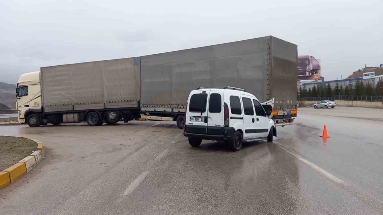 Hafif ticari araç ile tırın çarpışması kamerada