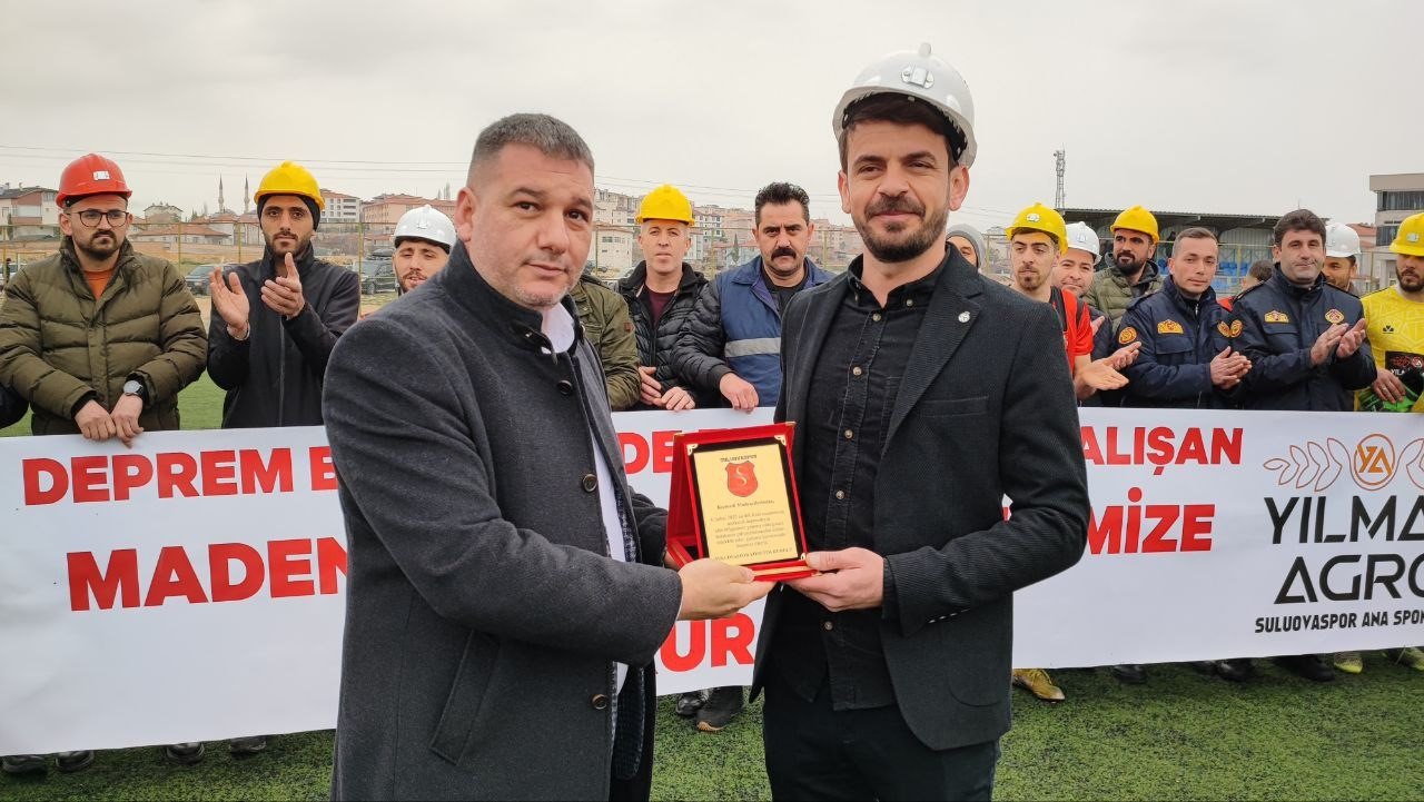 Suluovasporlu futbolcular maça madenci bareti ve pankartla çıktı