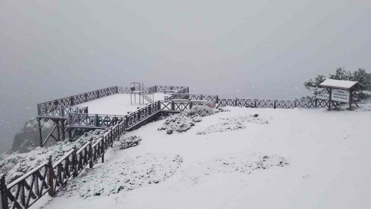 Spil Dağı’na mart ayında lapa lapa kar yağdı