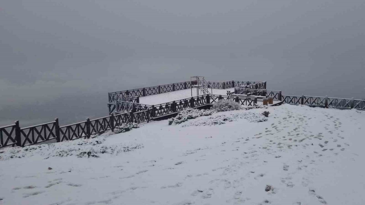 Spil Dağı’na mart ayında lapa lapa kar yağdı