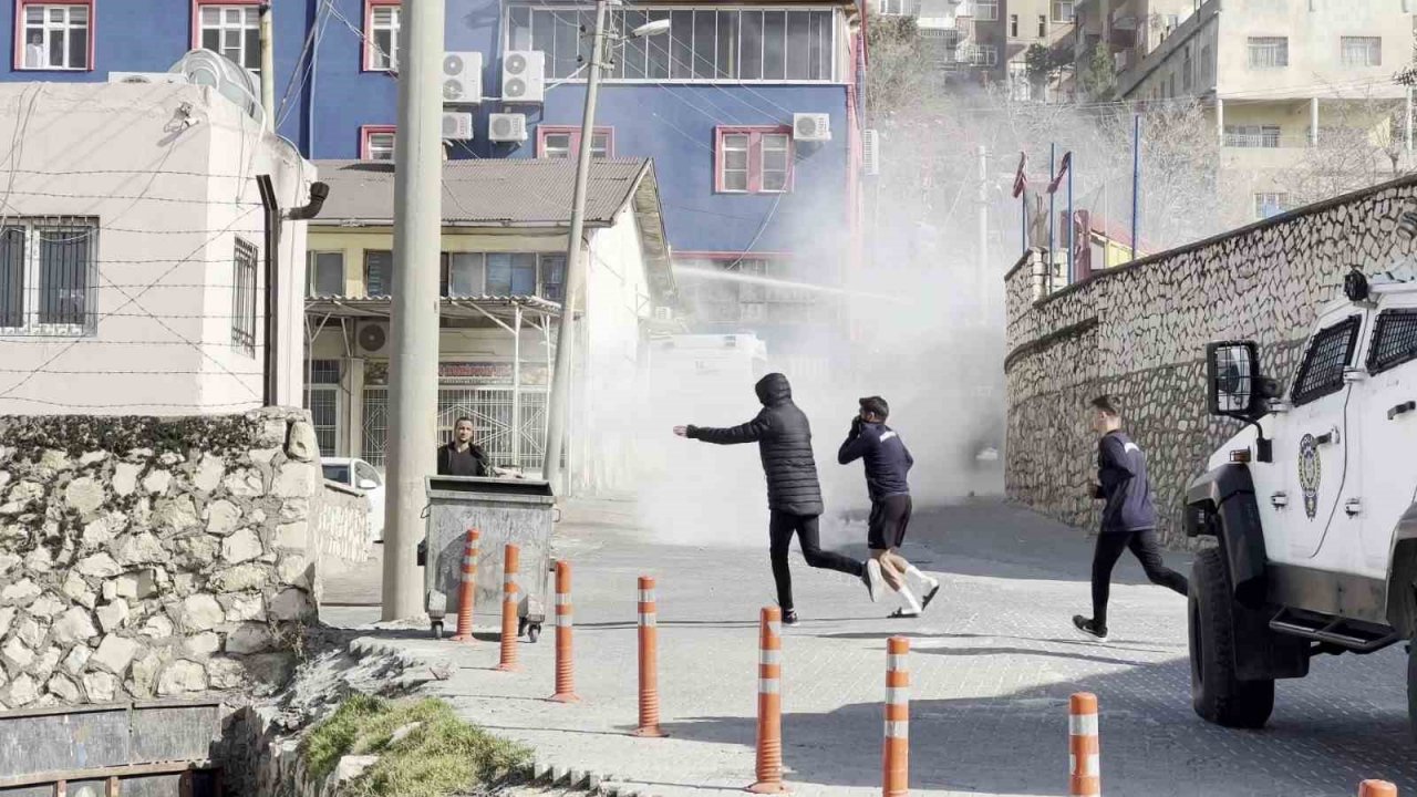 Takdirlik hareketle başlayan maç gergin anlarla bitti