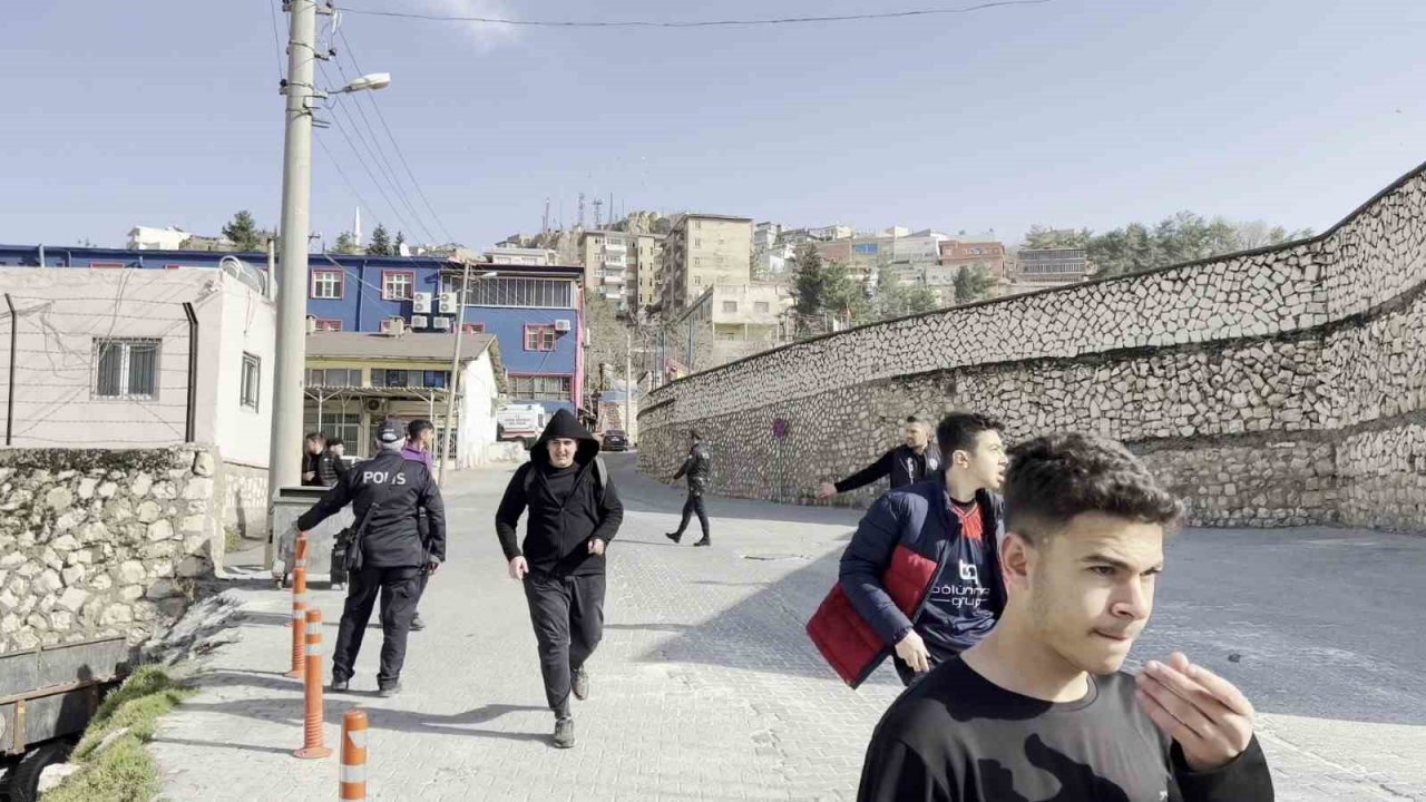 Takdirlik hareketle başlayan maç gergin anlarla bitti