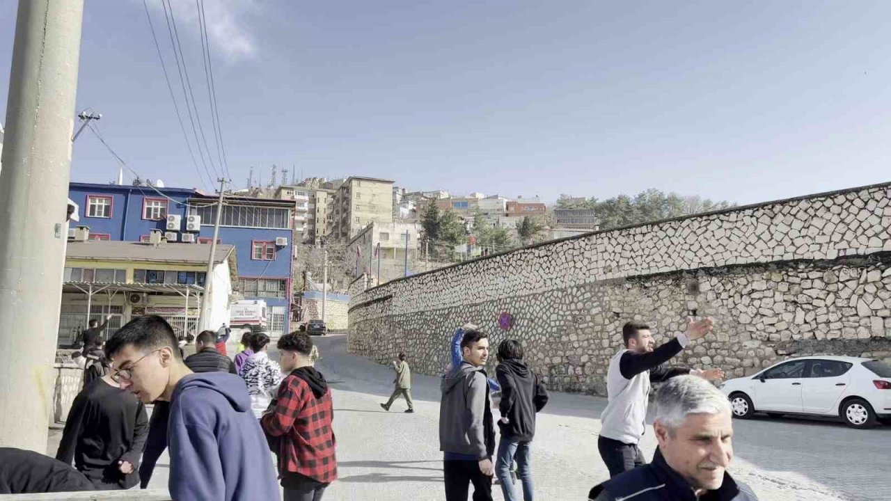 Takdirlik hareketle başlayan maç gergin anlarla bitti