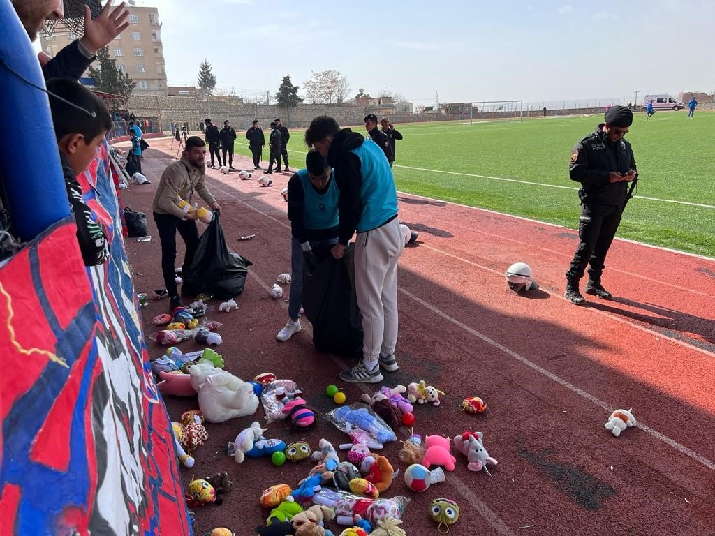 Takdirlik hareketle başlayan maç gergin anlarla bitti