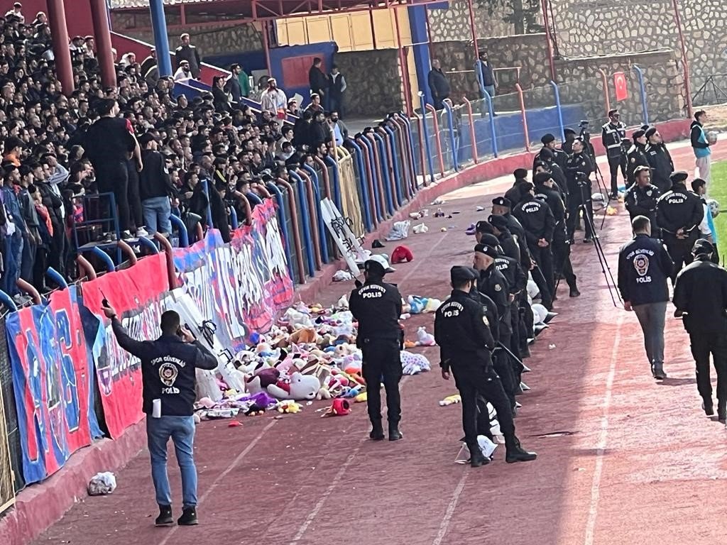 Takdirlik hareketle başlayan maç gergin anlarla bitti