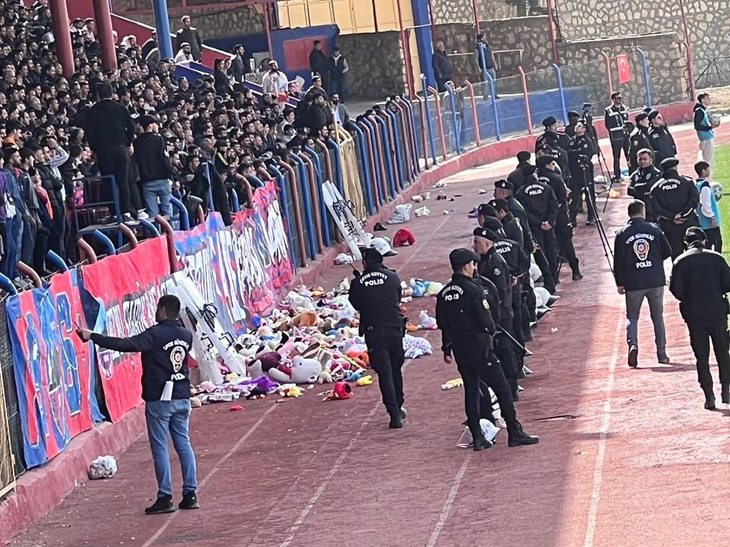 Takdirlik hareketle başlayan maç gergin anlarla bitti