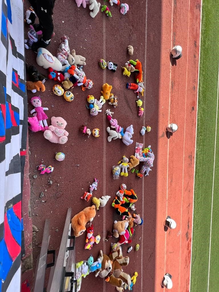 Takdirlik hareketle başlayan maç gergin anlarla bitti