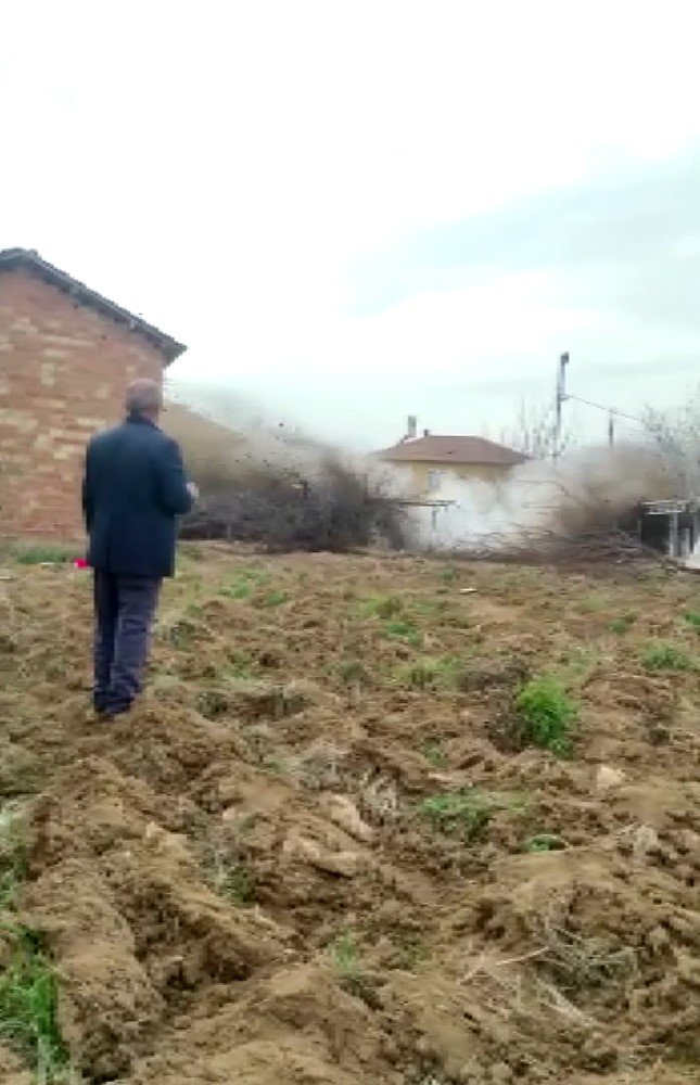 Depremde hasar gören caminin minaresi kontrollü şekilde yıkıldı
