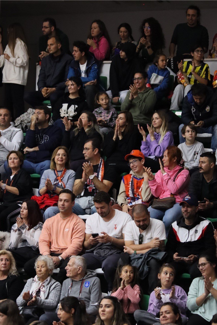 Geliri depremzedelere bağışlanan maçta, Çağdaş Bodrumspor 104 sayı kazandı