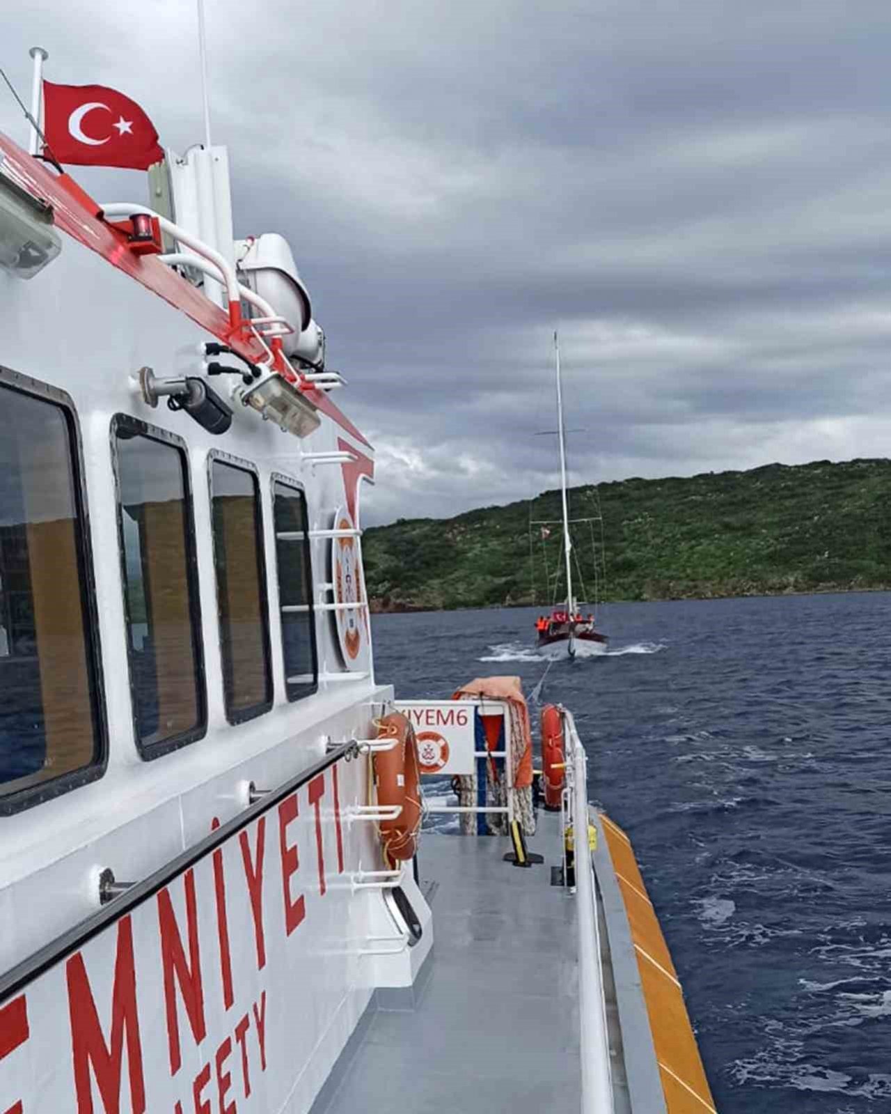 Motor arızası nedeniyle sürüklenen tekne kurtarıldı