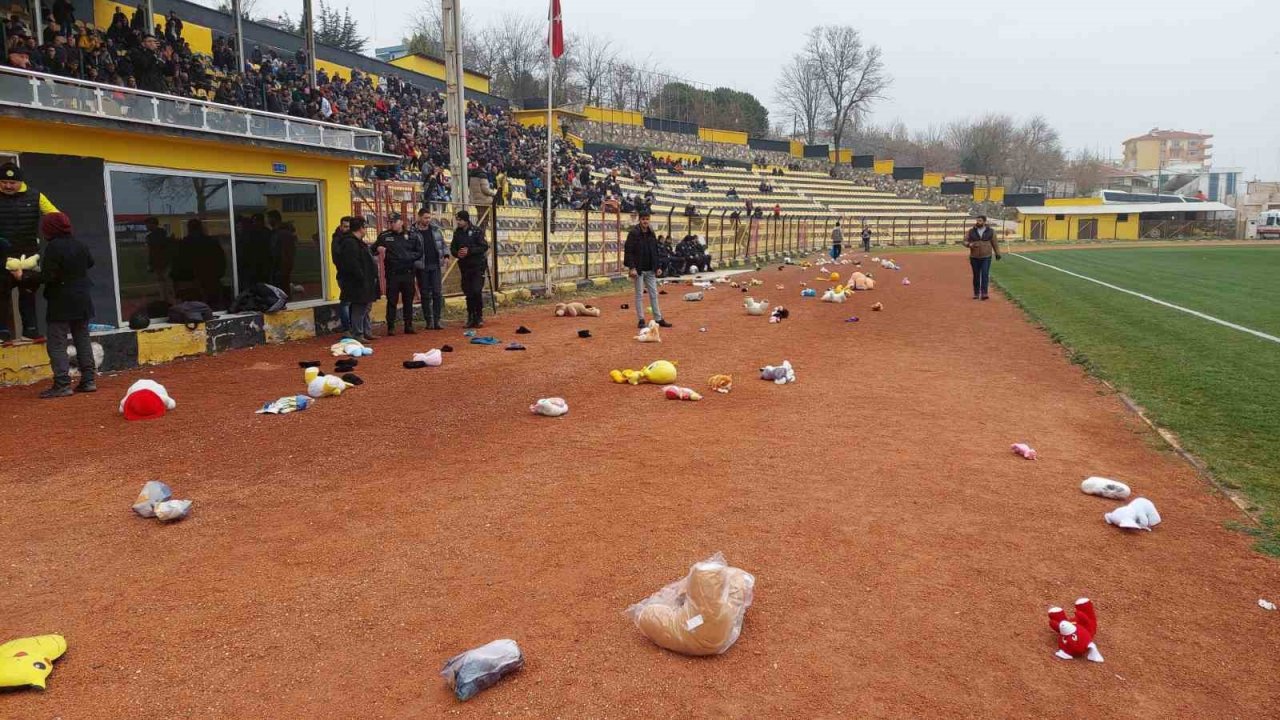 Depremzede çocuklar için sahaya oyuncak yağdı