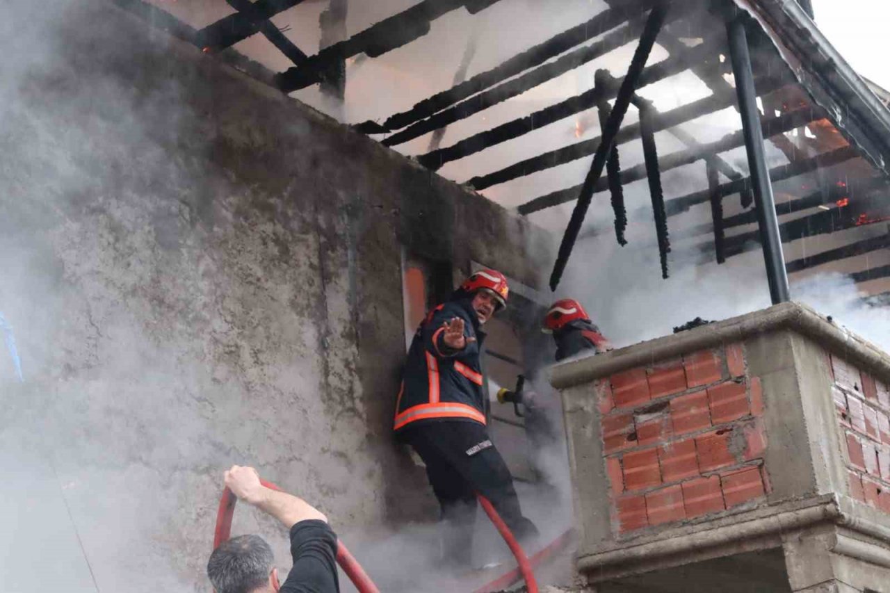 Sakarya’da 2 katlı ev alev alev yandı