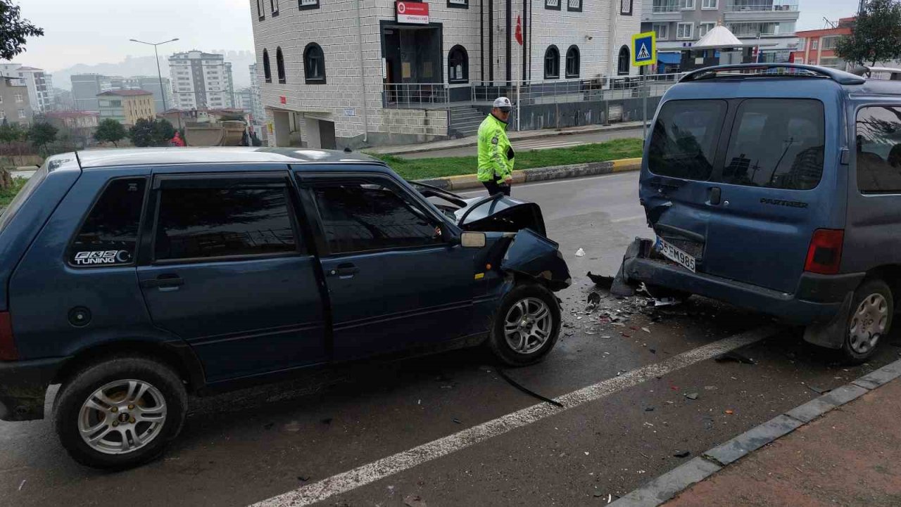 Samsun’da otomobil park halindeki araca çarptı: 1 yaralı