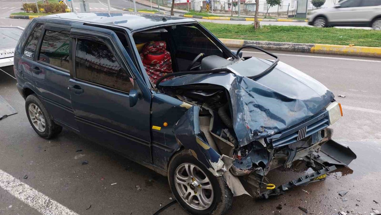 Samsun’da otomobil park halindeki araca çarptı: 1 yaralı
