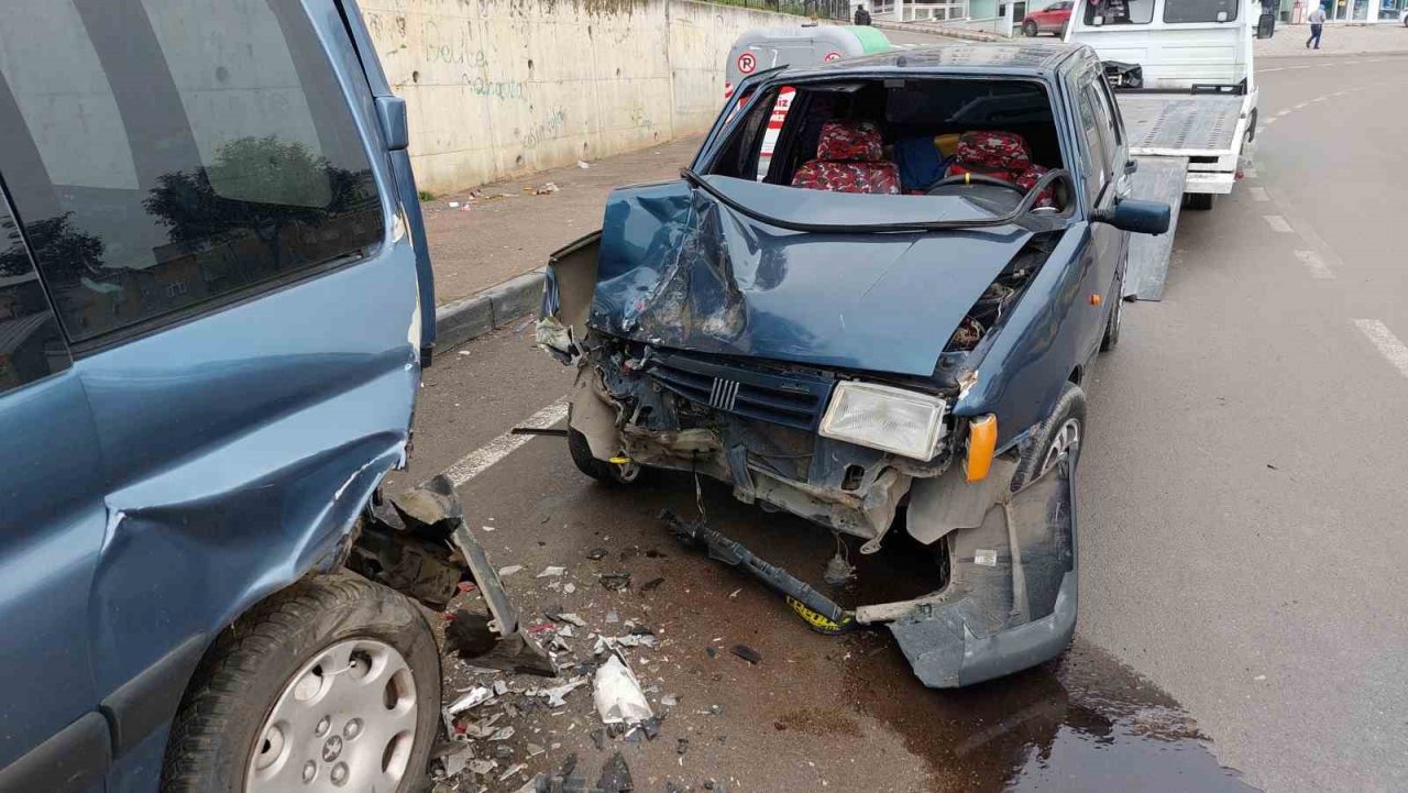 Samsun’da otomobil park halindeki araca çarptı: 1 yaralı