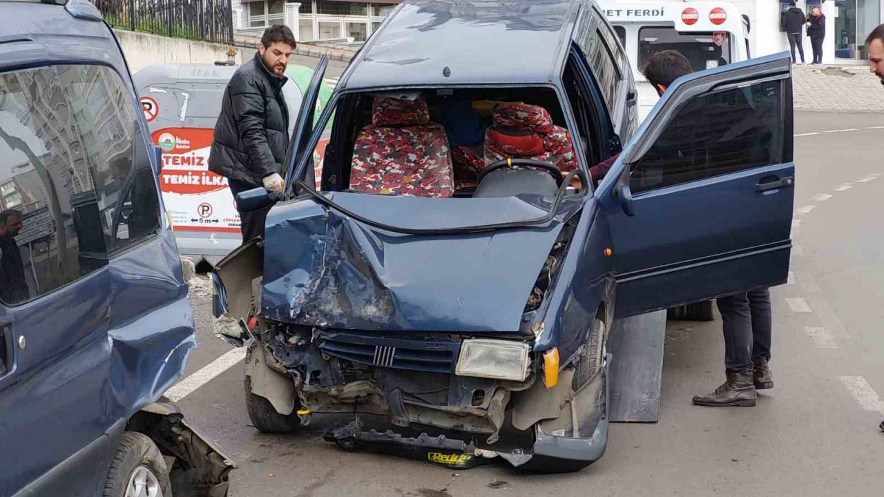 Samsun’da otomobil park halindeki araca çarptı: 1 yaralı