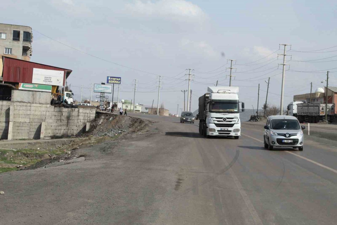 Aynı yerde çok kaza olunca, vatandaşlar yolda eylem yaptı