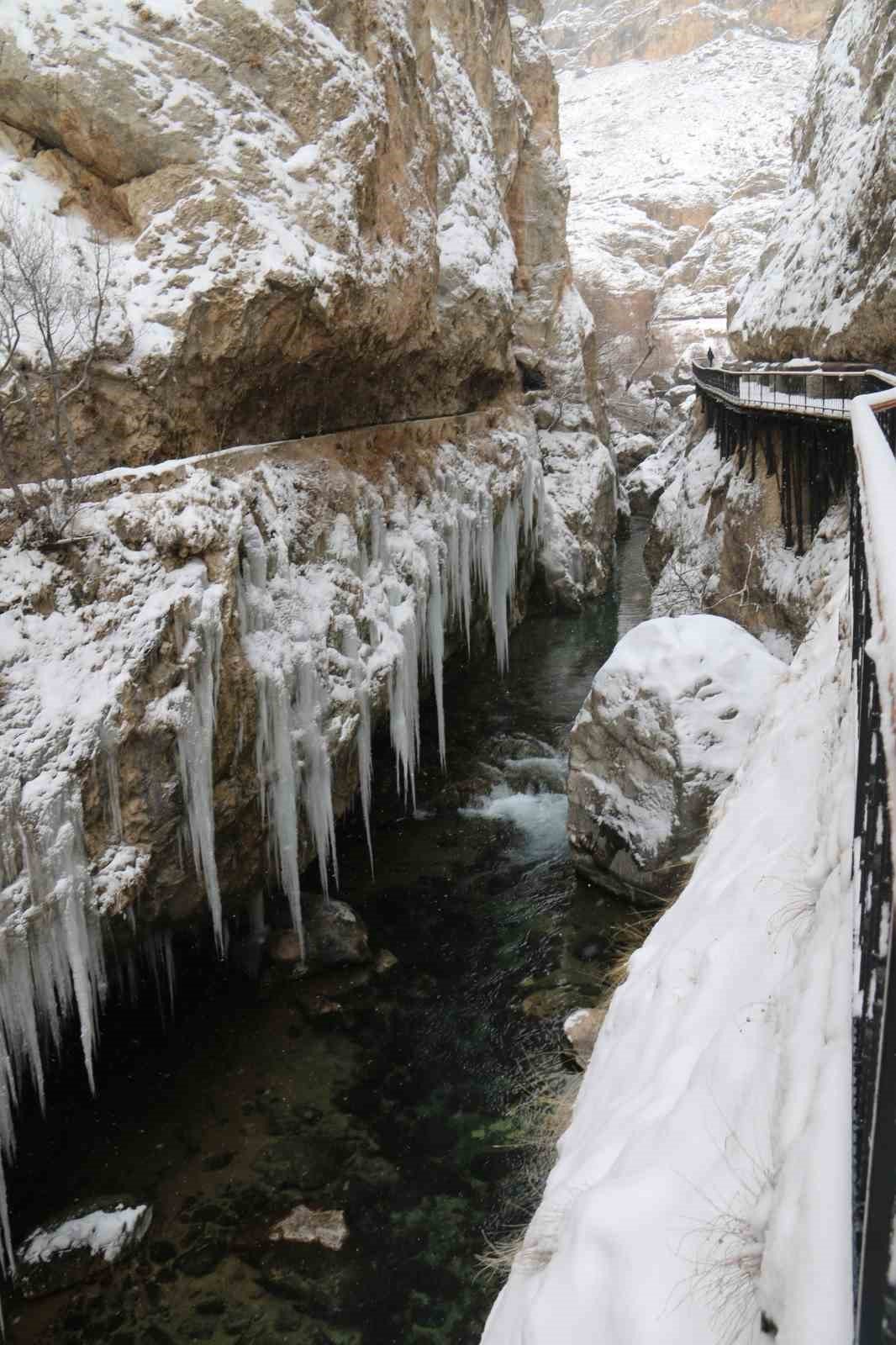Binlerce yıllık tarihe sahip kanyonda kış manzarasıyla hayran bırakıyor