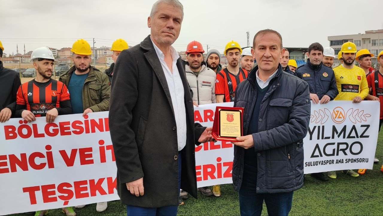Suluovasporlu futbolcular maça madenci bareti ve pankartla çıktı