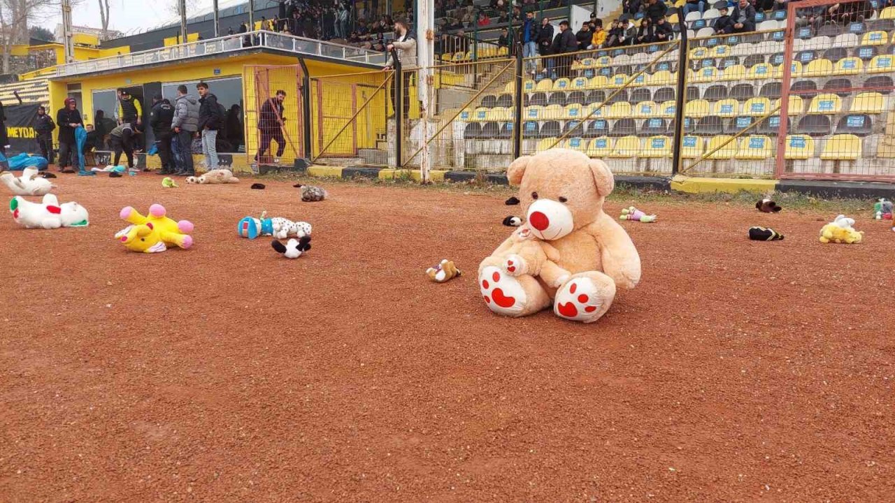 Depremzede çocuklar için sahaya oyuncak yağdı