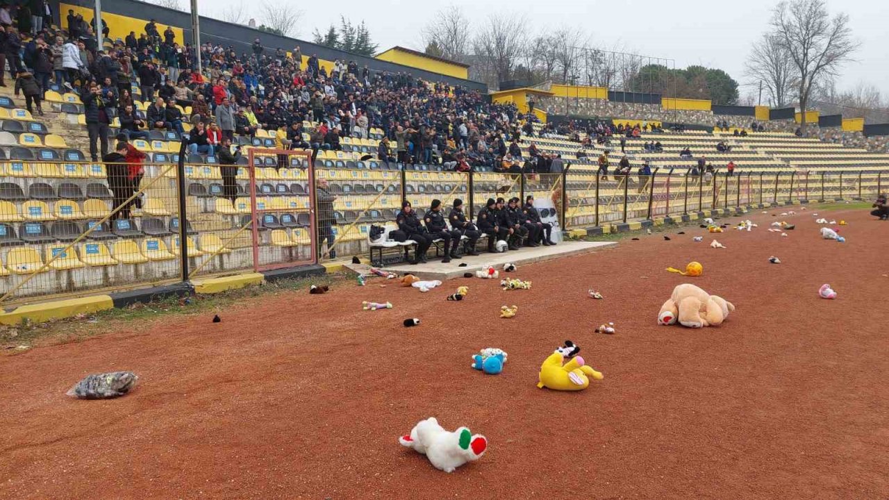 Depremzede çocuklar için sahaya oyuncak yağdı
