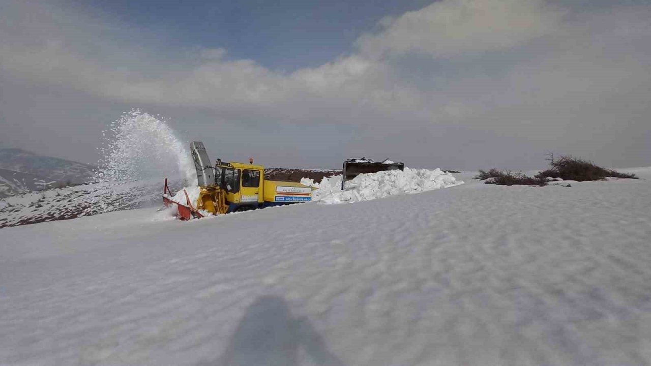 Muş’ta 5 metrelik karda zorlu çalışma