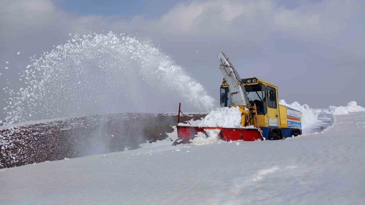 Muş’ta 5 metrelik karda zorlu çalışma