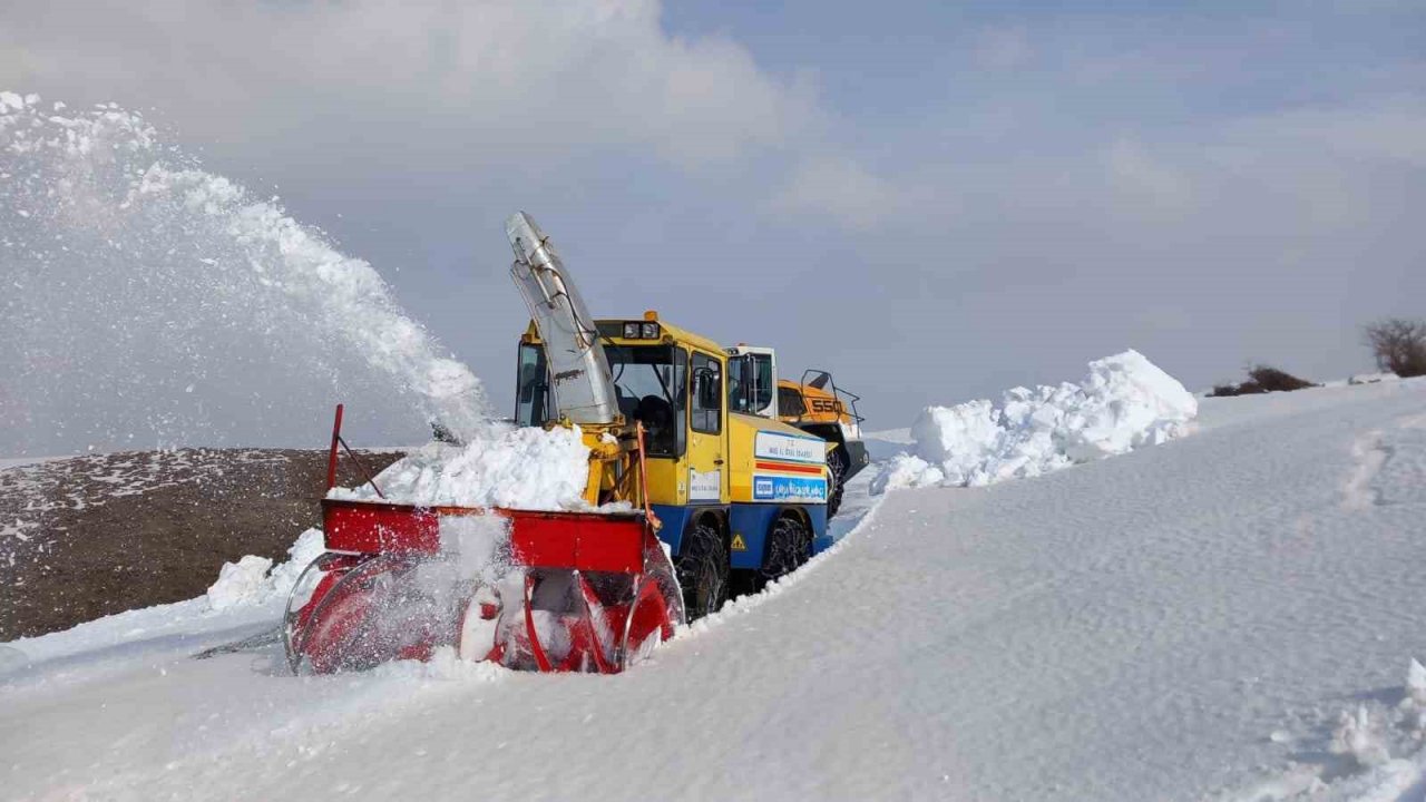 Muş’ta 5 metrelik karda zorlu çalışma