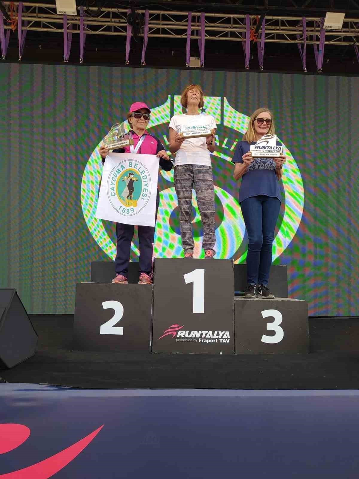 Nilgün öğretmen Antalya Maratonu’nda başarı elde etti