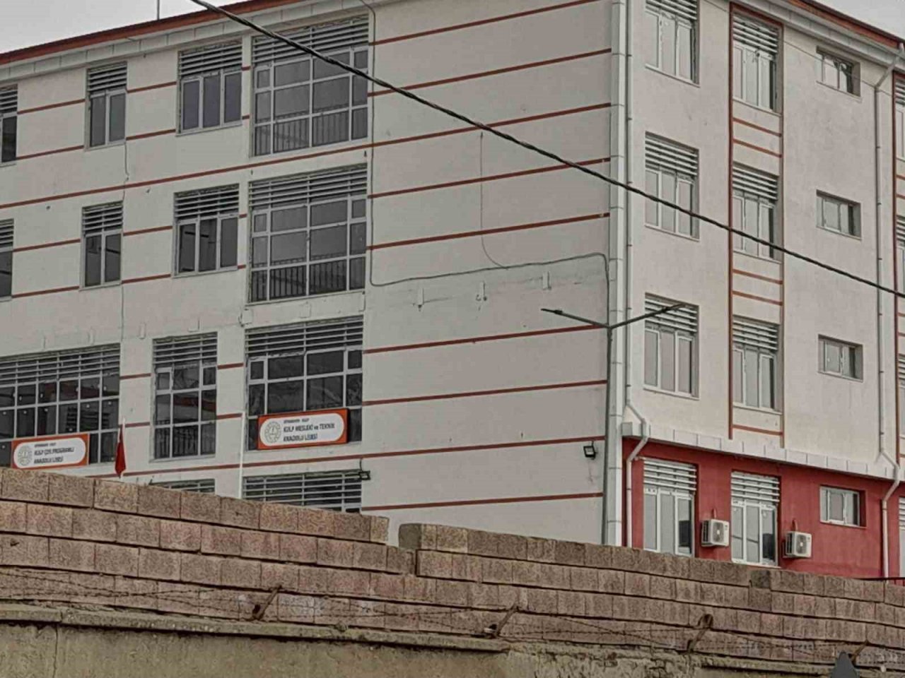 Kulp’ta inşaatı yeni biten okul orta hasarlı çıktı: Öğrenciler başka okula nakledildi