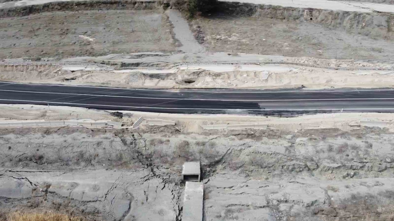 Karayolundaki hasar depremin boyutunu gözler önüne serdi