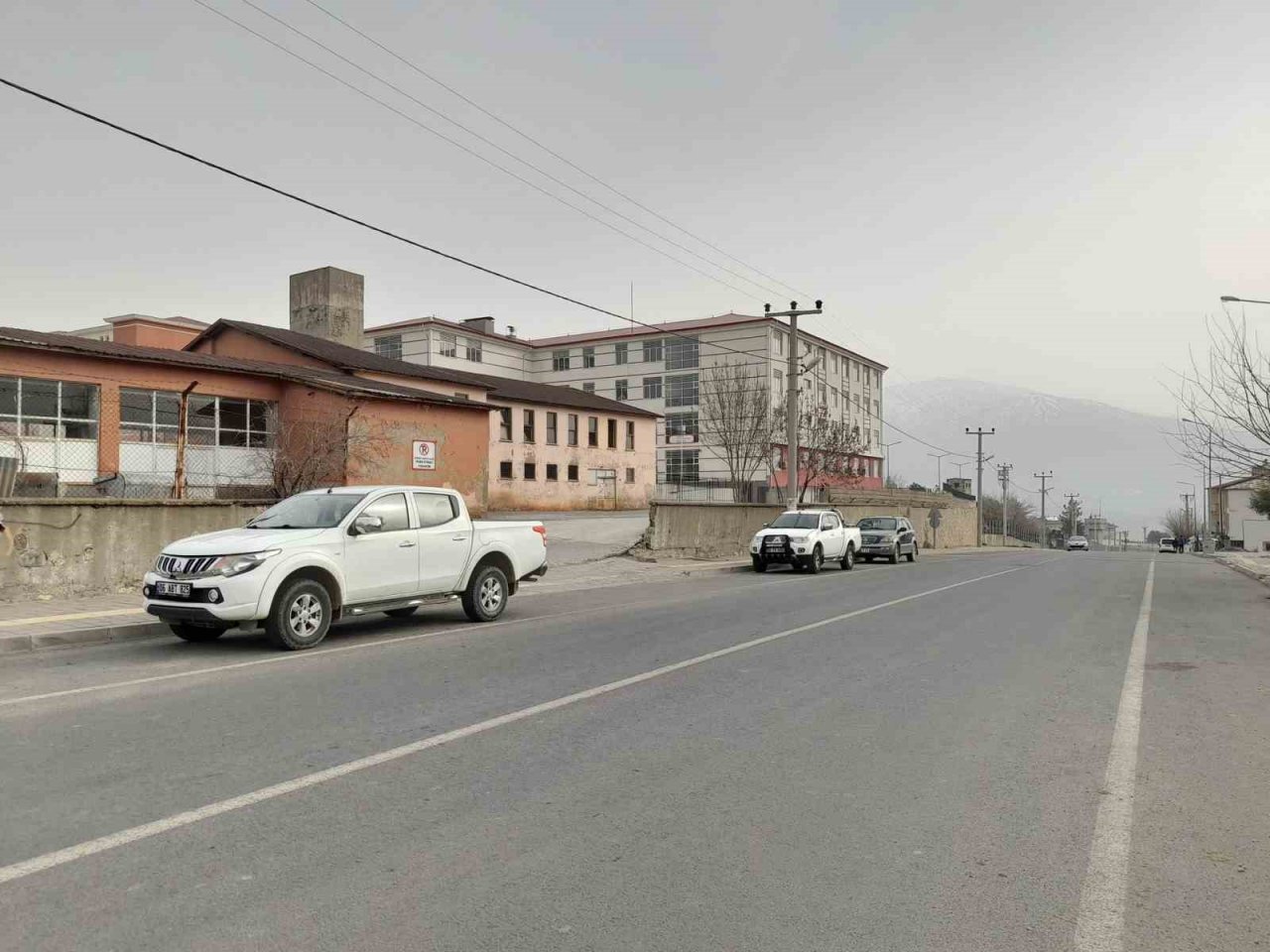 Kulp’ta inşaatı yeni biten okul orta hasarlı çıktı: Öğrenciler başka okula nakledildi