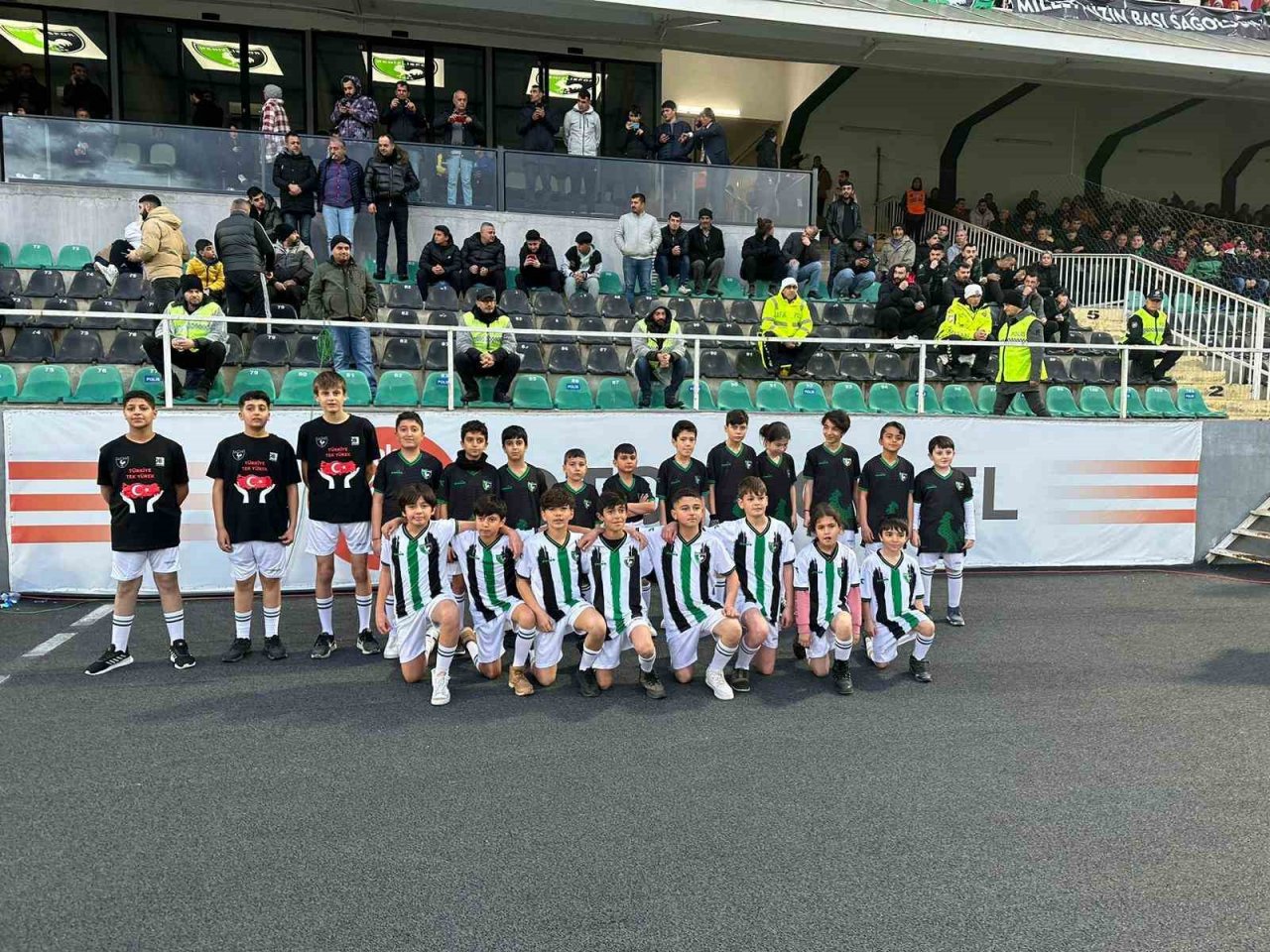 Depremzede çocuklar futbolcularla birlikte seremoniye çıktı