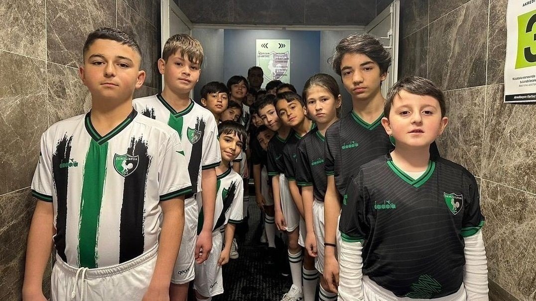 Depremzede çocuklar futbolcularla birlikte seremoniye çıktı