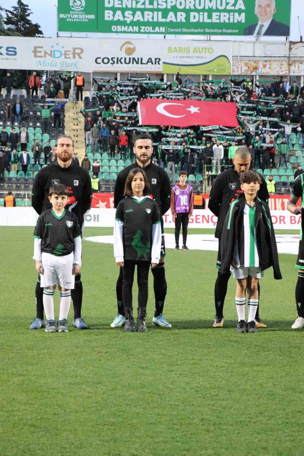 Depremzede çocuklar futbolcularla birlikte seremoniye çıktı