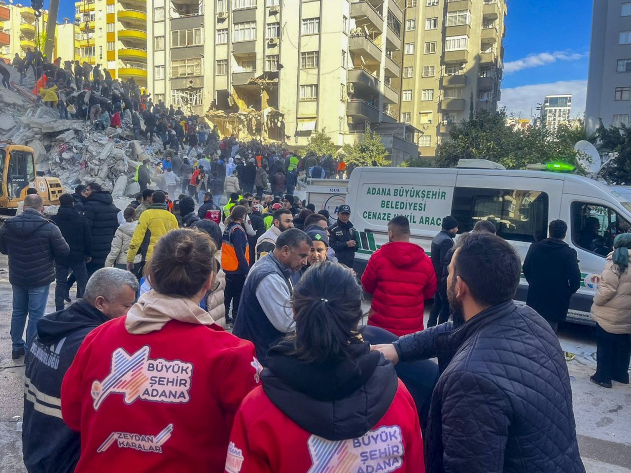 Büyükşehir ekipleri, depremzedelere 414 bin sıcak yemek, 388 adet çorba dağıttı