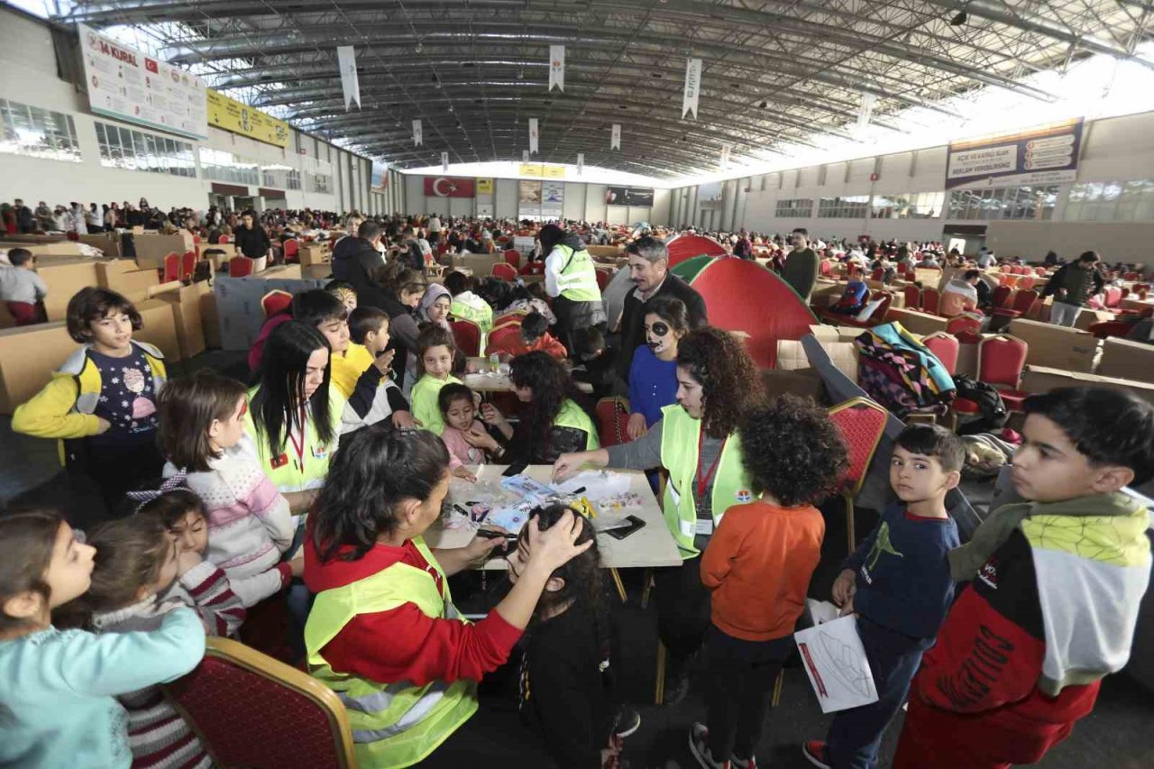 Büyükşehir ekipleri, depremzedelere 414 bin sıcak yemek, 388 adet çorba dağıttı