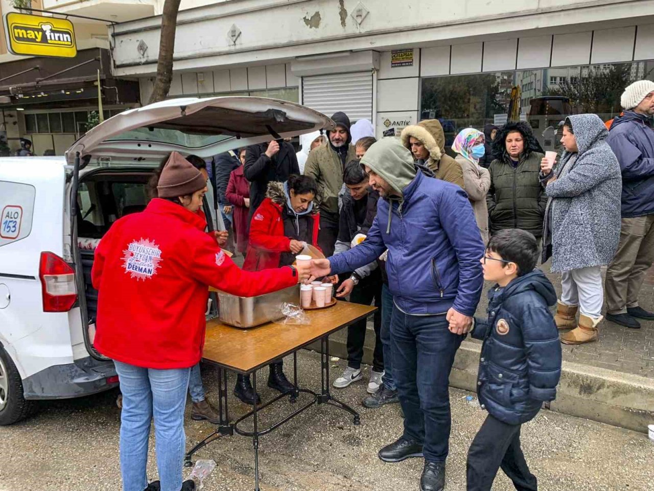 Büyükşehir ekipleri, depremzedelere 414 bin sıcak yemek, 388 adet çorba dağıttı