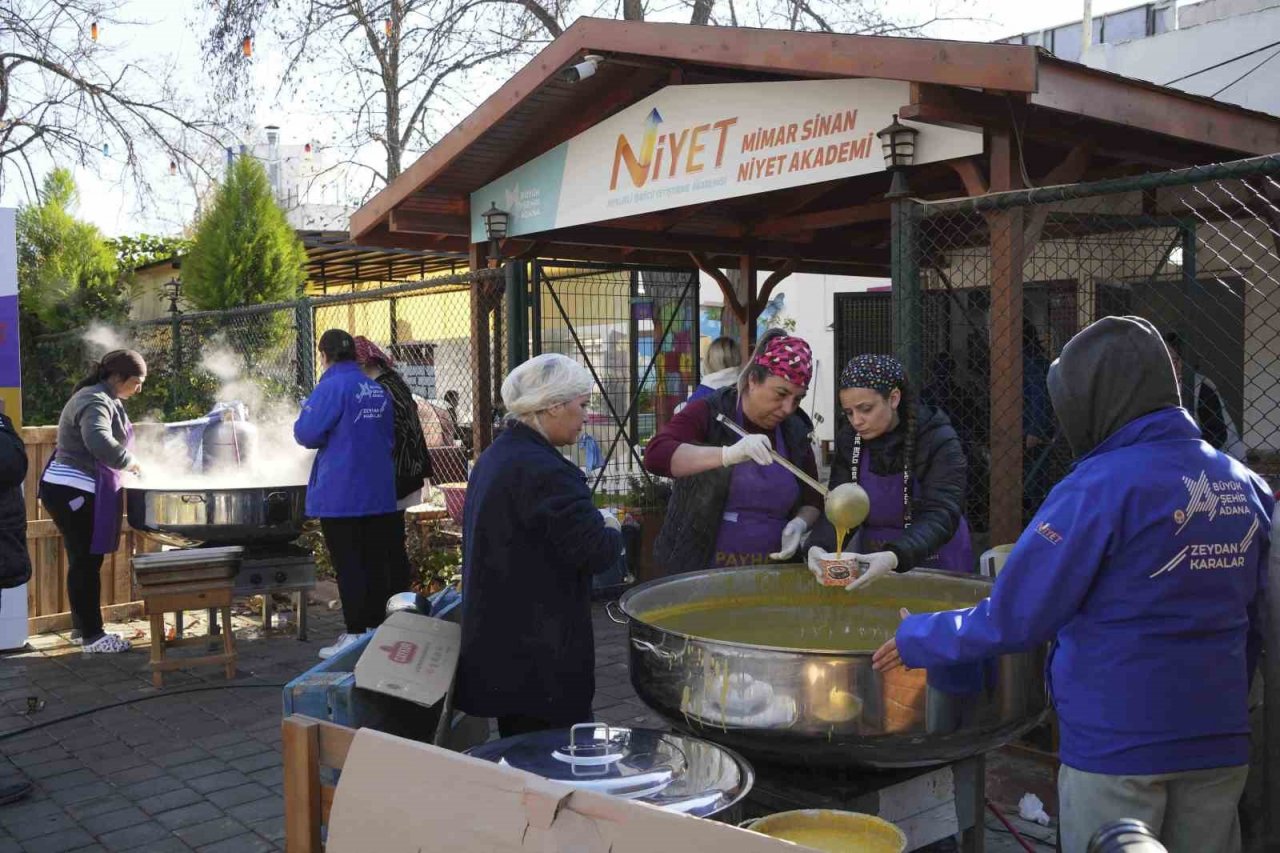 Büyükşehir ekipleri, depremzedelere 414 bin sıcak yemek, 388 adet çorba dağıttı