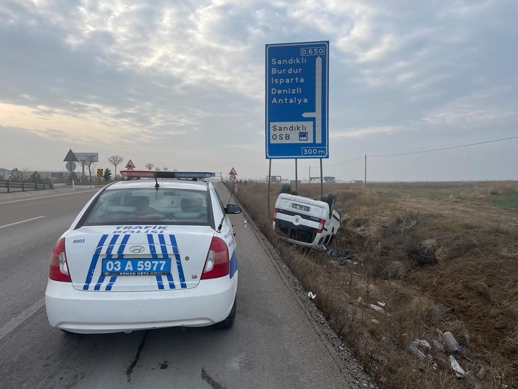 Hafif ticari araç takla attı, 7 kişi yaralandı