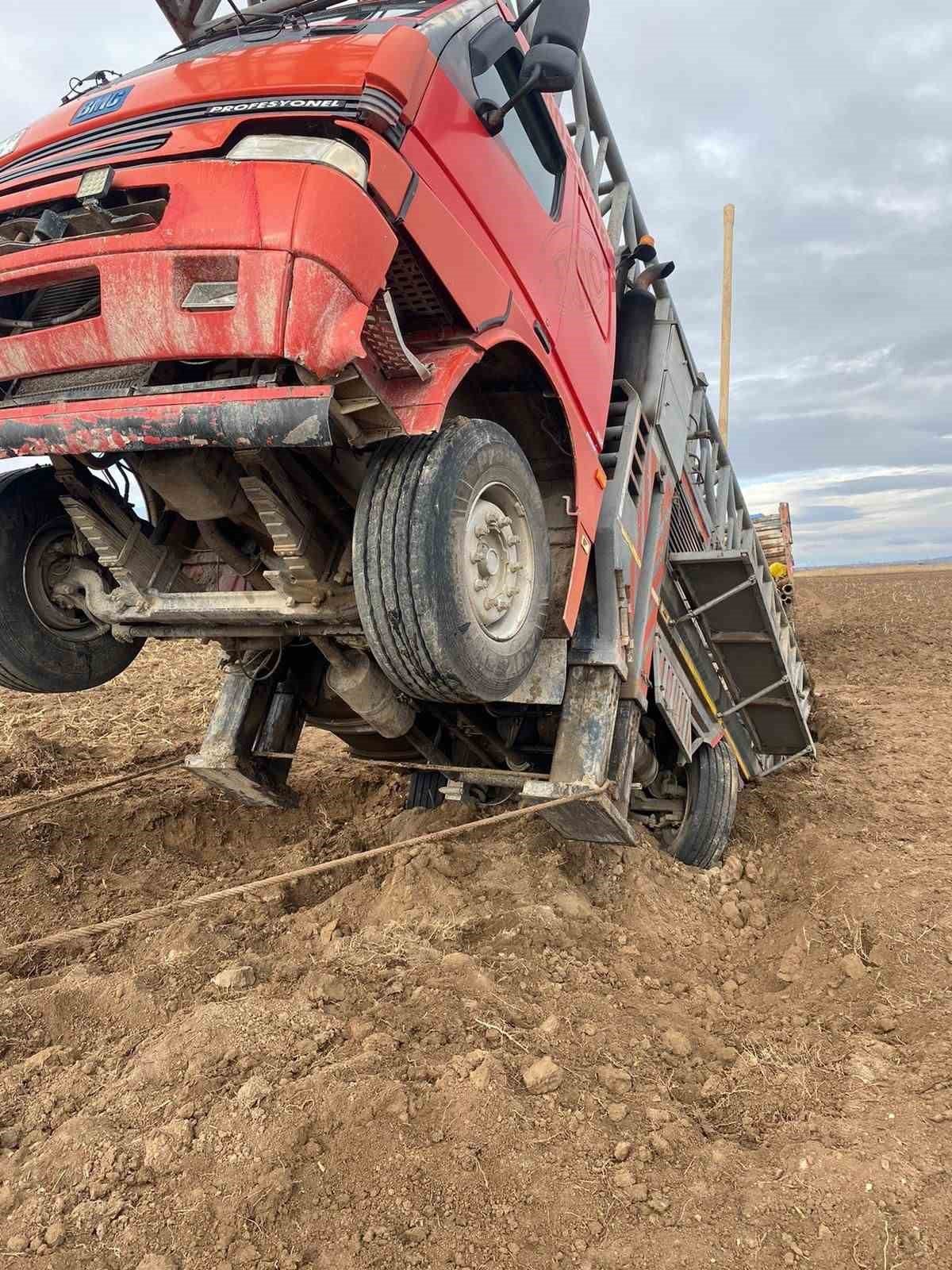 Su kuyusu açan sondaj makinesi toprakta oluşan obruğa düştü