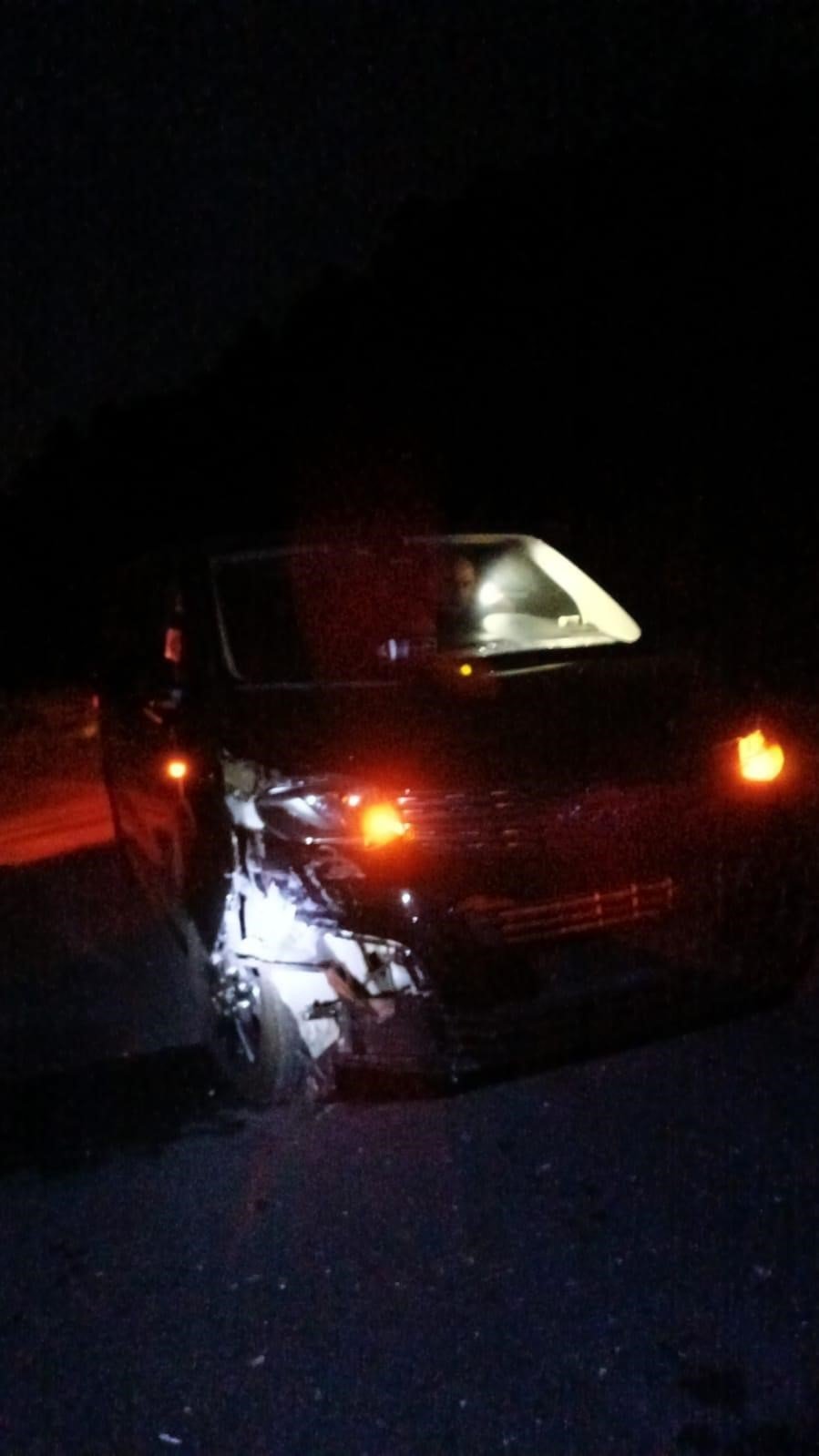 Kontrolden çıkan otomobil trafik levhasına çarptı