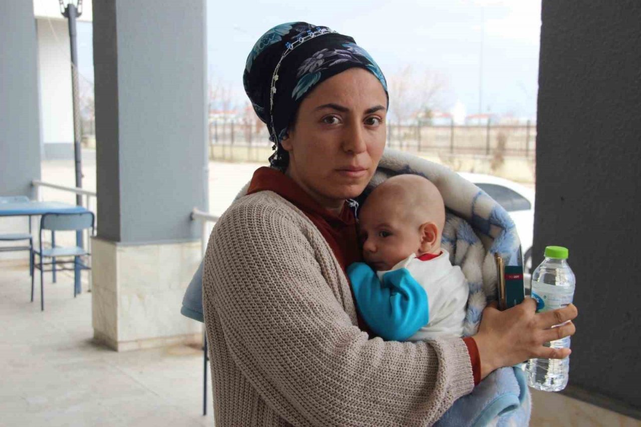 Depreme 4 çocuğuyla birlikte yakalanan anne deprem anını gözyaşlarıyla anlattı