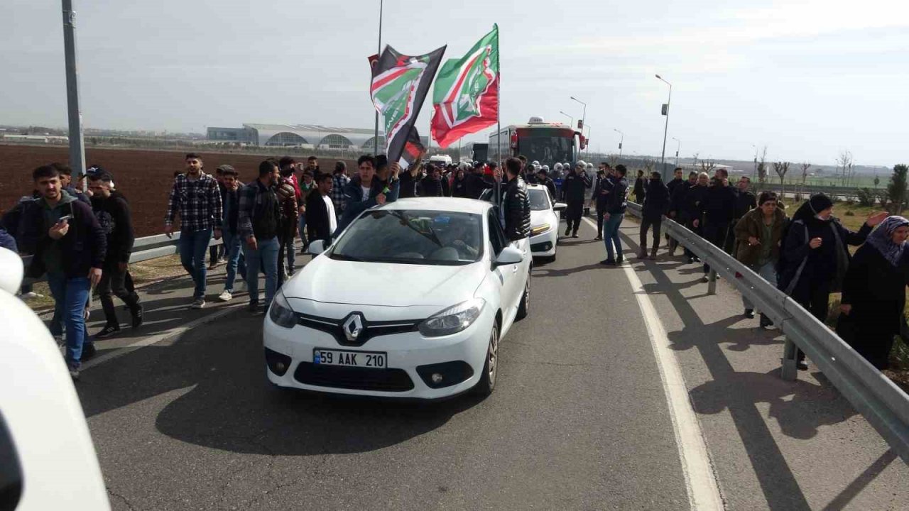 Amedsporlu futbolcular, vatandaşlar tarafından alkışlarla karşılandı