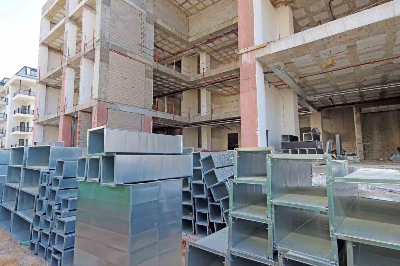 Alanya Belediyesi Oba Kapalı Spor Kompleksi hızla yükseliyor