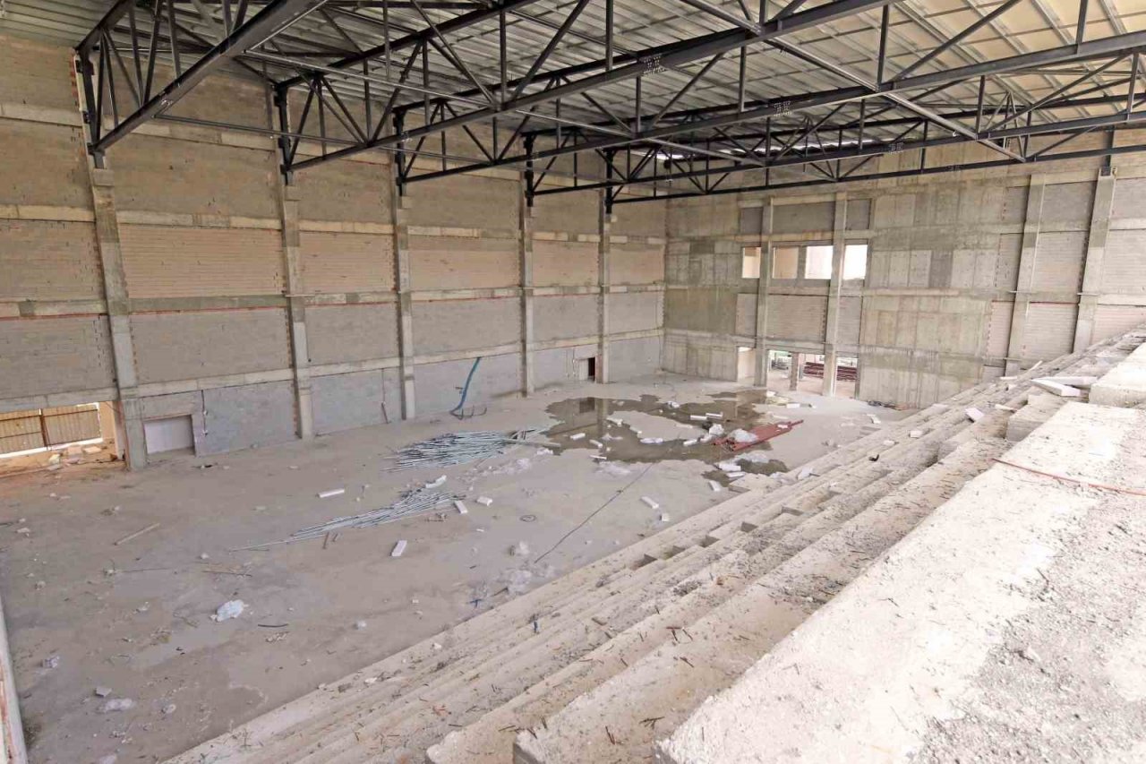 Alanya Belediyesi Oba Kapalı Spor Kompleksi hızla yükseliyor
